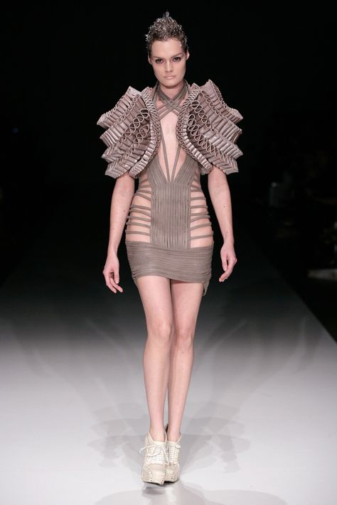 Iris Van Herpen Hiar Style, Edgy Dress, 3d Printing Fashion, Extreme Fashion, Sculptural Fashion, Lucet, Space Fashion, Iris Van Herpen, 3d Fashion