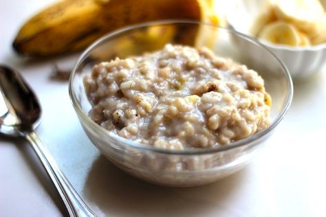 A delicious and comforting bowl of oatmeal made in the rice cooker instead of on the stove. You don't have to stand around and babysit these oats! Rice Cooker Fried Rice, Rice Cooker Oatmeal, Banana Nut Oatmeal, Breakfast Rice, Pressure Cooker Rice, Multi Cooker Recipes, Vegan Rice, Sweet Potato Curry, Rice Cooker Recipes