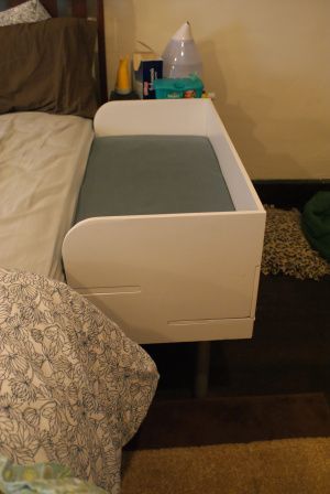 Wish I had seen this idea when I had my babies!  A DIY baby sleep beside mommy that doesn't involve the risk of rolling over the baby in your sleep. Diy Co Sleeper, White Bassinet, Uppababy Bassinet, Travel Bassinet, Uppababy Vista, Co Sleeper, Diy Bebe, Baby Diy, Baby Time