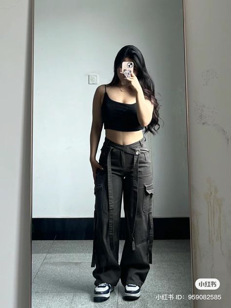 Acubi Midsize, Korean Aesthetic Outfits, Acubi Outfits, Black Cami Crop Top, Pear Shaped Fashion, Peony Aesthetic, Goal Body, Neat Casual Outfits, Street Outfits