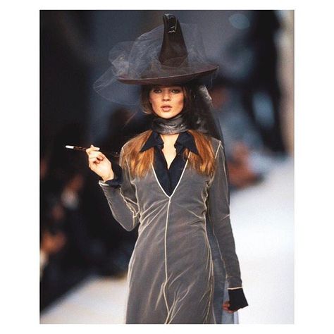 Kate Moss Agency (@katemossagency) • Instagram photos and videos Halloween Costume Inspiration, 1990s Supermodels, Fashion Costume Halloween, 90s Supermodels, Couture Runway, Halloween Fashion, Kate Moss, Dresses For Teens, Fashion Pictures