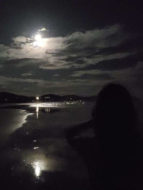 Dark Beach, Ocean At Night, 2013 Swag Era, Night Scenery, Dark Moon, Ideas For Instagram Photos, Dark Photography, Cute Poses For Pictures, Night Aesthetic