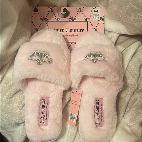 Soft And Cozy Slippers. Features Juicy Couture Logo. Perfect For Lounging. M 6.5/7.5 Juicy Couture Sandals, Juicy Couture 2000s, Juicy Couture Slippers, Juicy Couture Aesthetic, Couture Aesthetic, Juicy Couture Boots, Juicy Couture Clothes, Spoiled Girl, Cute Uggs