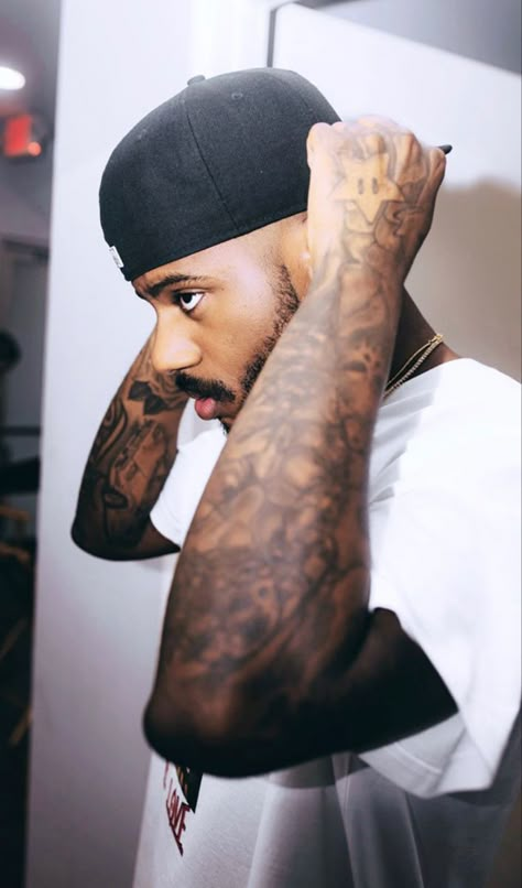 Right Hand Tattoo, Bryson Tiller Wallpaper, Rappers Aesthetic, Celebrity Selfies, Cute Lockscreens, R&b Artists, Bryson Tiller, Black Men Fashion Swag, Rap Aesthetic