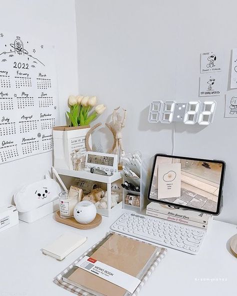 Snowy❄ cek pinned on Twitter: "Aesthetic study desk decoration✨ a thread— https://t.co/5TwVkSL2n1" / Twitter Aesthetic Desktop Setup, White Desk Setup, Dream Desk, Study Desk Decor, Aesthetic Study, Aesthetic Room Ideas, Desk Inspo, Desk Inspiration, Kings And Queens