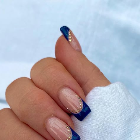 Acrylic Nails Navy Blue And Gold, Navy Nails For Wedding, Simple Blue And Gold Nails, Blue French Tip With Gold Line, Navy Blue And Gold French Tip Nails, Prom Nails With Navy Blue Dress, Gold Navy Nails, Navy And Gold French Tip Nails, Navy Spring Nails