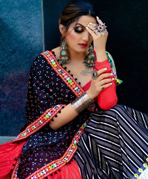 Chaniya Choli Pic Pose, Garba Photoshoot Poses, Navratri Look Photo Pose, Garba Photo Shoot, Navratri Photo Shoot Ideas, Navratri Chaniya Choli Photo Pose, Navratri Photoshoot Poses, Navratri Poses At Home, Choli Poses Photoshoot Ideas