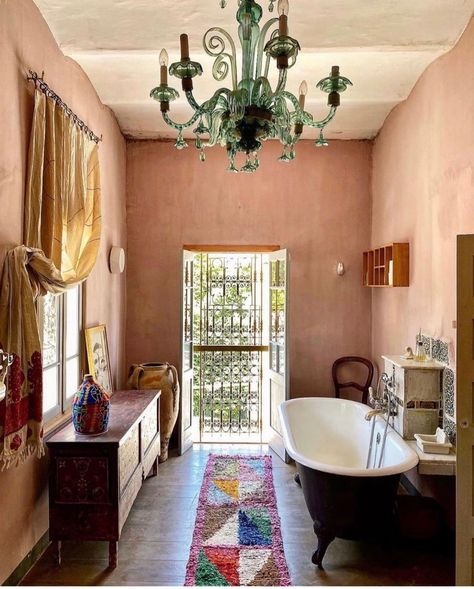 Italian Cottage, Italian Bathroom, Green Chandeliers, Italian Interior, Cottage Bathroom, White Cottage, Apartment Bathroom, Pink Bathroom, Bathroom Inspo