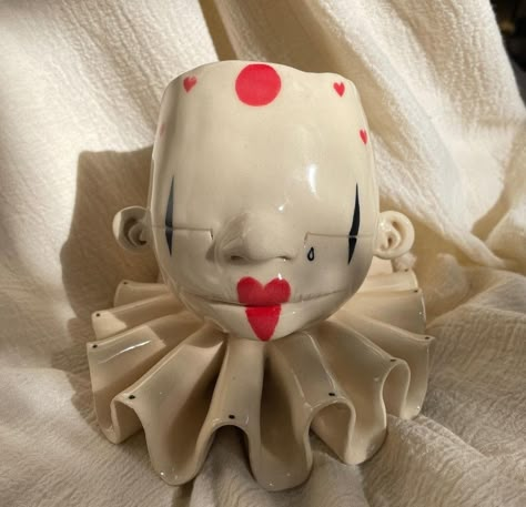 Weird Ceramics Sculpture, Scary Ceramics, Punk Ceramics, Pop Art Ceramics, Ceramic Coil Projects, Clown Pottery, Clown Ceramics, Cool Clay Sculptures, Clay Clown