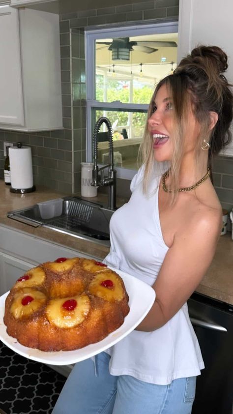 Vintage Pineapple Upside Down Cake Pineapple Upside Down Bundt Cake Recipe, Old School Desserts, Bunt Cake Recipe, Bundt Pan Recipes, Box Cake Recipes, Brown Sugar Butter, Maraschino Cherries, Pineapple Recipes, Pineapple Slices