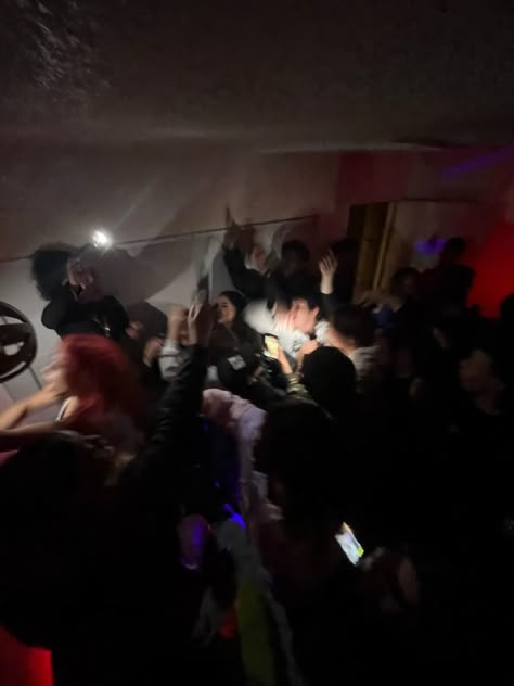 Air Bnb Party, Party Aesthetic Black People, Hood Party Aesthetic, House Party Snaps, Black People Party, Kickback Party, Sneaky Link Pictures, Fake Party, House Party Aesthetic