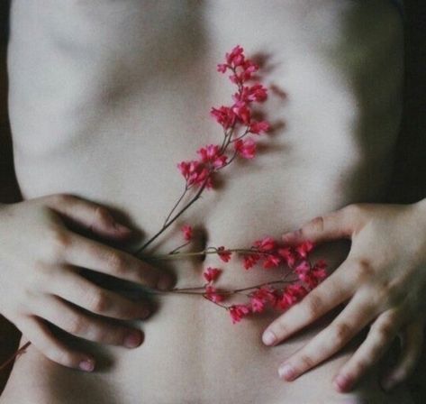 pinterest┆@fktiffany Human Body Photography, Pale Grunge, Body Art Photography, Body Photography, Foto Art, Dark Photography, Photography Inspo, Aesthetic Photography, No. 2