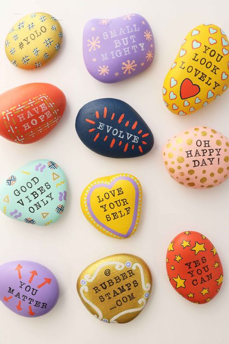 Rocks Garden, Kindness Rocks Project, Inspirational Rocks, Art Pierre, Stone Art Painting, Painted Rocks Kids, Painted Rocks Craft, Social Movement, Painted Rocks Diy