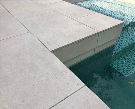 Porcea Coast: A Replica Of Indiana Limestone In Outdoor Porcelain Tiles Porcelain Paver Pool Deck, Limestone Outdoor Patio, Limestone Tiles Outdoor, Porcelain Pool Pavers, Porcelain Pool Deck, Limestone Pool Deck, Limestone Pool, Pool Deck Tile, Indiana Limestone