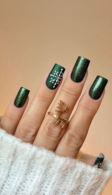 Christmas Nails Trendy, Festive Nail Designs, Christmas Tree Nails, Dark Green Nails, Candy Cane Nails, Christmas Gel, Red Christmas Nails, Winter Nails Acrylic, Cute Christmas Nails