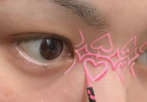 Pink Valentine Makeup, Barbie Graphic Eyeliner, Valentine's Day Eyeliner, Valentines Graphic Liner, Heart Graphic Liner, Eyeliner 2023, Pink Graphic Eyeliner, Colorful Graphic Liner, Pink Graphic Liner