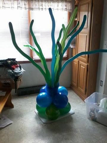 Seaweed bunch for under the sea birthday party Seaweed Balloons, Balloon Seaweed, Diy Seaweed, Under The Sea Float, Under The Sea Prom, Vbs Ocean Theme, Nemo Baby Shower, Finding Nemo Baby, Ocean Theme Decorations