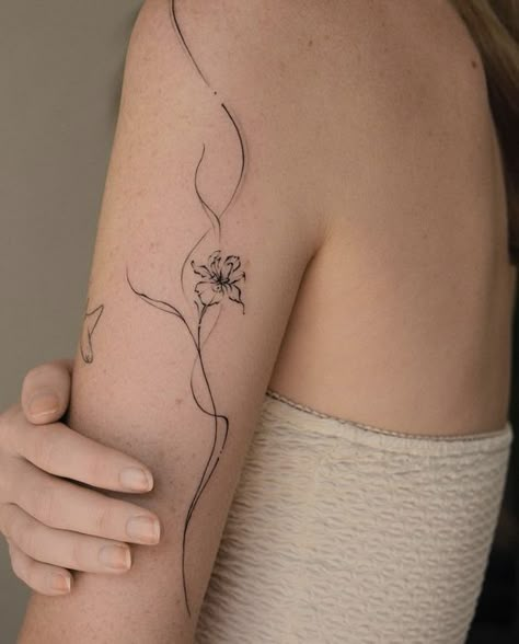 Flowers Shoulder Tattoo, Feminine Shoulder Tattoos, Feminine Flowers, Small Girly Tattoos, Flower Tattoo Shoulder, Flower Tattoo Arm, Tasteful Tattoos, Petite Tattoos, Discreet Tattoos