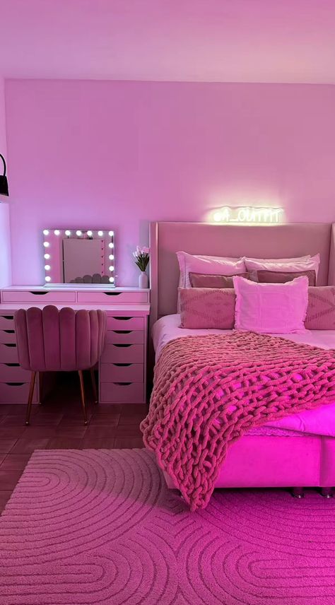 Pink Bedroom Ideas Small Room, Dr Room, Minimal Pink Bedroom, Chambre Astethic, Light Pink Aesthetic Room, Pink Walls Bedroom Ideas, Pink And White Bedding, Pink Feature Wall Bedroom, Room Inspo Girly