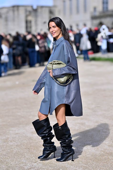 Paris Fashion Week SS 2025 – 35 Street Style Highlights Day 4 2025 Style Trends, Fall 2024 Street Style, Baggy Boots, Paris Street Fashion, Street Style Boots, Fashion 2025, Fashion Week 2024, 2025 Fashion, Street Style Edgy