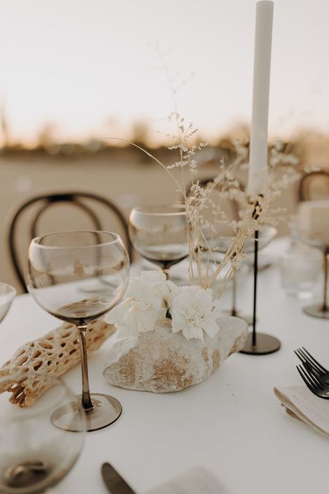 Classy Desert Wedding, Desert Tablescape, Black White Tan Wedding Decor, Chic Coastal Wedding, Desert Wedding Table Setting, Desert Wedding Table Decor, Boho Desert Wedding Table Decor, Modern Black And White Wedding, Desert Reception