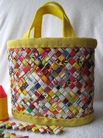 Diy Candy Wrappers, Recycler Diy, Candy Wrapper Purse, Upcycled Tote, Sac Diy, Upcycled Bag, Candy Wrapper, Unique Handbags, Colorful Handbags