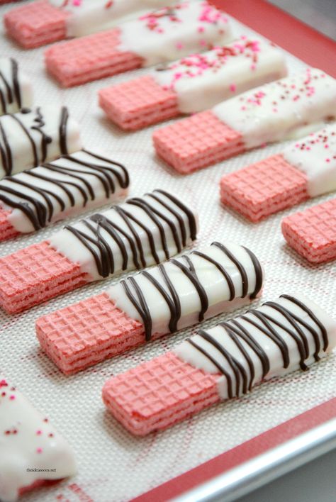 Chocolate Dipped Wafer Cookies | Cookie Recipes | VAlentine's Day Desserts  Valentine’s Day Desserts #cookies #wafer #stvalentin #saintvalentin #valentines #recipes #valentinesdayideas #romanticdinners #dessertfortwo Dipped Wafer Cookies, Kue Macaroon, Chocolate Covered Treats, Valentine Desserts, Wafer Cookies, Valentines Day Desserts, Valentines Day Treats, Valentine Treats, Baby Shower Food