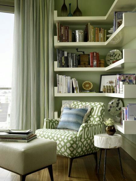 Small Corner Shelves, Corner Bookshelves, Living Room Corner, Room Corner, Living Room Shelves, Room Shelves, Small Room Design, Reading Nooks, Reading Corner