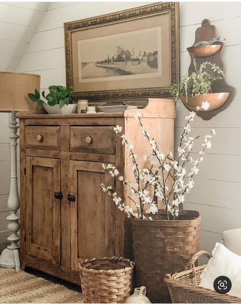 Rustic Antique Decor, Cottage Entryway, Vintage Cottage Decor, All Things Bright And Beautiful, Antique Farmhouse Decor, Farmhouse Style Living Room, Country Cottage Decor, Vintage Dining Room, Pretty Decor