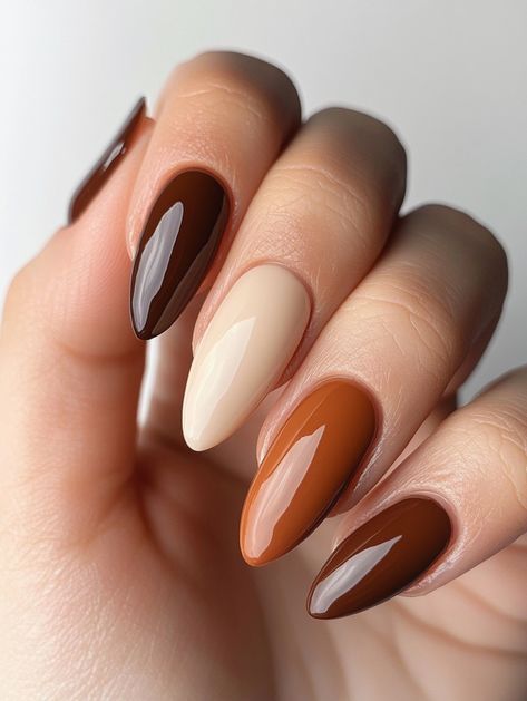 Fall Nail Colors Almond Shape, Fall Nails Oval Shape, Brown And Orange Nails Fall, Fall Nude Nail Designs, Nail Pastel, Ongles Beiges, Simple Fall Nails, Fall Nail Trends, Fall Nail Art Designs