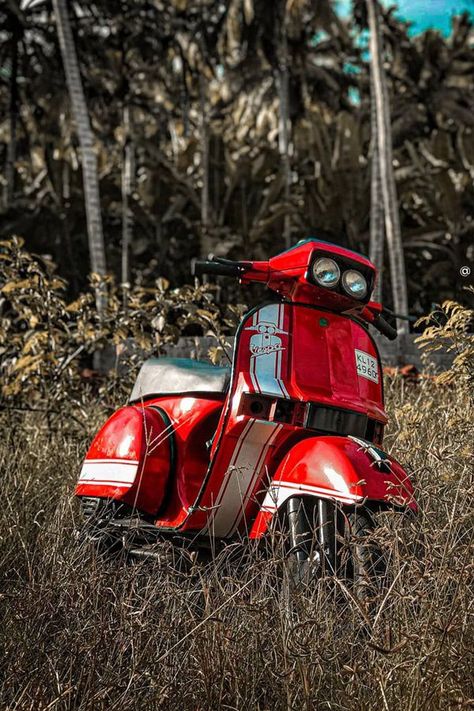 old vintage Vespa scooter modified red Custom Vespa Scooters, Vespa Modified, Modified Scooter, Vespa T5, Vespa Motor Scooters, Scooter Modified, Vespa Excel, Red Vespa, Vespa Bike