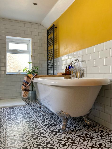 Amazing Bathroom Tile Ideas for Small Bathrooms | Homebuilding Tile Ideas For Small Bathrooms, Gray Herringbone Floor, Bathroom Tiles Images, Small Shower Room, Metro White, Ideas For Small Bathrooms, Spa Inspired Bathroom, Wet Room Shower, Patterned Tiles