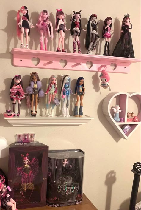 Monster High Room Aesthetic, Monster High Dolls Collection, Monster High Display, Draculaura Room, Monster High Room Decor, Monster High Doll Collection, Monster High Bedroom, Monster High Room, Monster High Collection