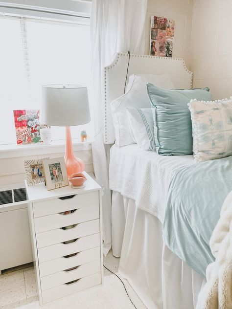 Pastel Green Dorm Room, Dorm Pillow Arrangement, Auburn Dorm Room Quad, Girls Dorm Room Ideas Decoration, Freshman Dorm Room Ideas, Cute College Dorm Ideas, Dorm Room Ideas For Girls College, Dorm Rooms Aesthetic, Door Room Ideas