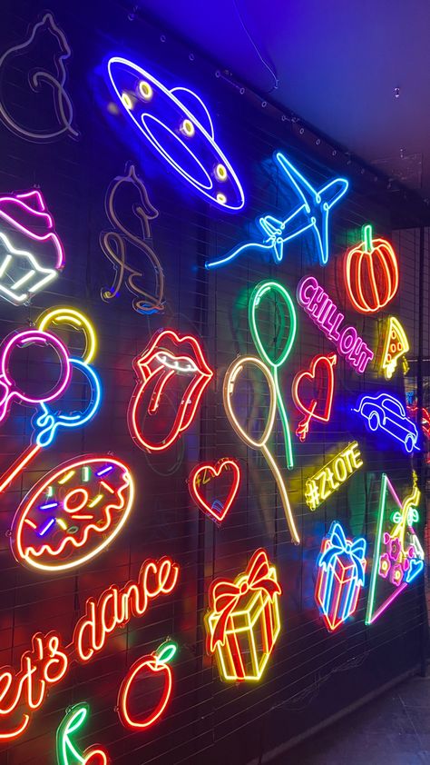 Neon Restaurant Interior, Neon Astethic, Neon Bar Aesthetic, Neon Lights Aesthetic, Neon Pictures, Neon Light Wallpaper, Club Decoration, Restaurant Design Inspiration, Neon Sign Wall