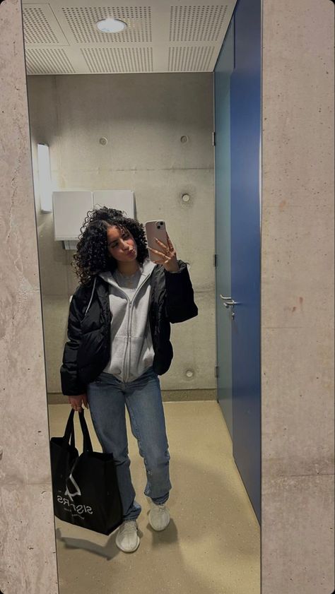 Basic Cute Winter Outfits, Bummy Cute Outfits Winter, Winter Semester Outfits, Street Wear Women Winter, Rain Baddie Outfit, Simple Winter Outfits Black Women, Cute Layered Winter Outfits, Outfit Inspo Winter Black Women, Puffer Vest Outfits For Women Winter