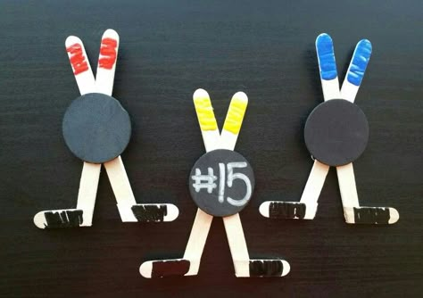 Fun (easy) pins I made for the teams at my daughter's hockey jamboree. Hockey Crafts For Preschoolers, Hockey Crafts Diy Gift Ideas, Hockey Crafts For Kids, Diy Hockey Ornaments, Hockey Ornaments Diy, Hockey Decorations, Winter Sports Crafts, Hockey Family, Hockey Diy