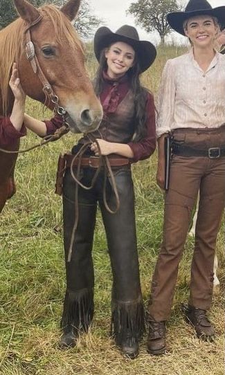 Old Western Outfits Women, Cowboy Witch, Cowgirl Witch, Lizzie And Hope, Wild West Costumes, Wild West Outfits, Damon Y Elena, Cowboy Character Design, Jenny Boyd