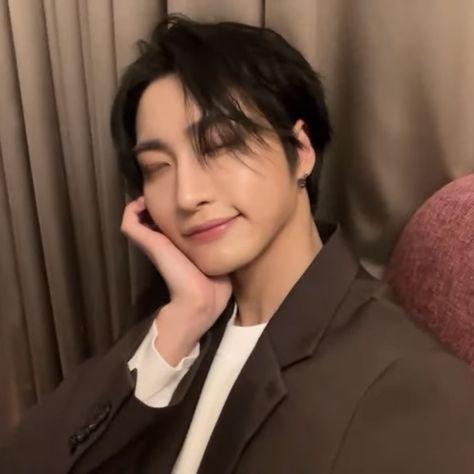 Seonghwa Brown Aesthetic, Seonghwa Beige, Kpop Brown Icons, Ateez Brown Aesthetic, Kpop Dark Academia, Kpop Brown Aesthetic, Brown Kpop Icons, Carrd Pics, Brown Widget