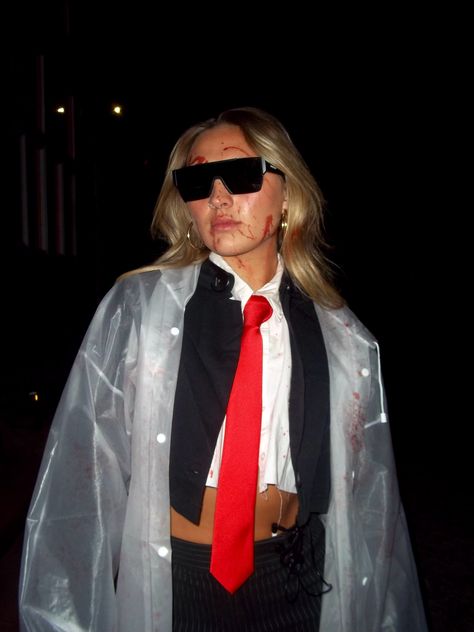 American Pshyco Fantasia, American Pshyco Halloween Costume, Masculine Halloween Costumes For Women, American Psyco Custom Girl, Uni Halloween Costumes, American Pyscho Women Costume, Halloween Costumes Film Characters, Patrick Bateman Costume Woman, Horror Movie Halloween Costumes Women