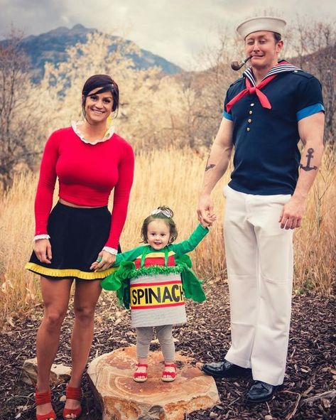 Popeye, Olive Oil + Spinach: This family nailed it with their Popeye et al. getups. We've never seen a cuter can of spinach! Popeye Halloween Costume, Popeye Costume, Family Costumes For 3, Diy Fantasia, Popeye And Olive, Baby Kostüm, Halloween Fest, Diy Kostüm, Hallowen Costume