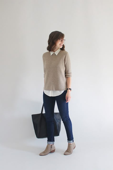 Shirt under loose-ish jumper. Sweater Layering, Womens Business Casual, Outfit Jeans, Grad School, Casual Work Outfits, Unique Styles, Business Casual Outfits, Work Attire, Casual Work