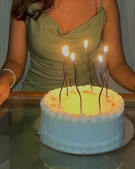 17teen seems sweet 🥨 Can't wait to be legal soon ☕🐾 📸 : @pradsss.here n @akkshit_18 Holding Cake Pose, Desi Birthday, Birthday Story Ideas, Birthday Pose, Insta Edits, Different Emojis, Birthday Story, 18th Cake, Happy Birthday Decor