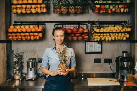 Juice Store Design Interiors, Luxury Juice Bar, Small Juice Bar Design, Juice Bar Design Ideas, Juice Cart, Cold Pressed Juice Bar, Fresh Juice Bar, Juice Bar Interior, Fuel Bar