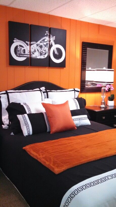 🖤luv--this Harley-Davidson🧡look-- Harley Davidson Decor, Orange Rooms, Orange Bedroom, Bedroom Orange, Brown Bedroom, Bedroom Decorating Ideas, Bedroom Decorating, Boys Bedrooms, Bedroom Themes