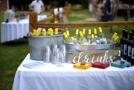 10 Trending Drink Bars You Need At Your Wedding Parties! Outdoor Drink Station, Outdoor Wedding Bar, Diy Wedding Bar, Wedding Drink Bar, Pro Pic, Wedding Alcohol, Wedding Drink Station, Diy Outdoor Weddings, Alcohol Bar