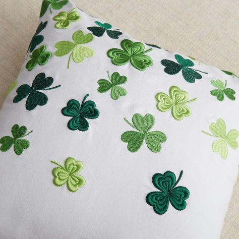 St Patrick’s Day Pillow, Shamrock Pillow, Shamrock Embroidery, Holiday Room Decor, St Patricks Crafts, St Patrick's Day Costumes, Holiday Bedroom, Easter Pillows, Holiday Room