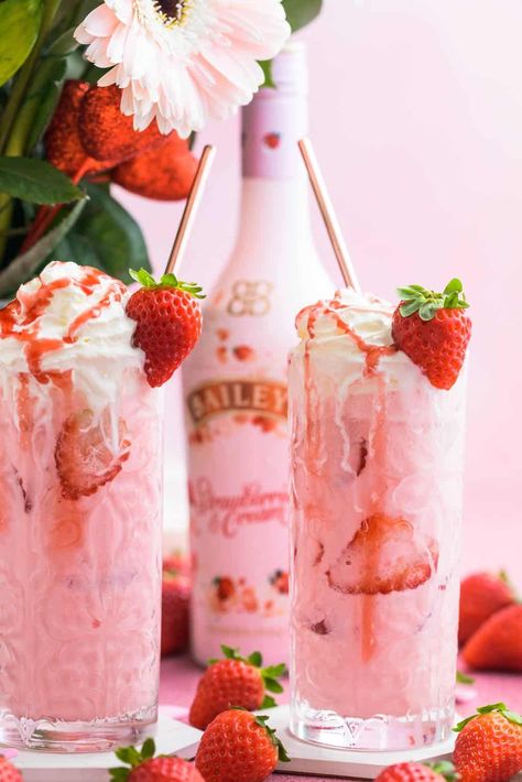 Alcoholic Valentines Drinks, Love Cocktails Drink Recipes, Strawberry Alcoholic Drinks, Valentine Drink Ideas, Cute Mixed Drinks, Valentine Alcoholic Drinks, Valentine's Day Cocktails, Dessert Alcoholic Drinks, Strawberry Cream Drink