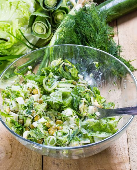 Green Salad with leeks And Sprouted Chickpeas *add feta Salad With Leeks, Leek Salad Recipes, February Produce, Sprouted Chickpeas, Leek Salad, Healthy Cravings, Vegetables Dishes, Leek Recipes, Starch Solution