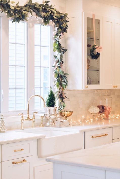 Elegant Christmas Part II – Christmas Kitchen Decor Natal Natural, Classy Christmas Decor, Kitchen Diy Makeover, Classy Christmas, Christmas Kitchen Decor, Christmas Decorations Living Room, Design Blogs, Décor Boho, Pretty Christmas